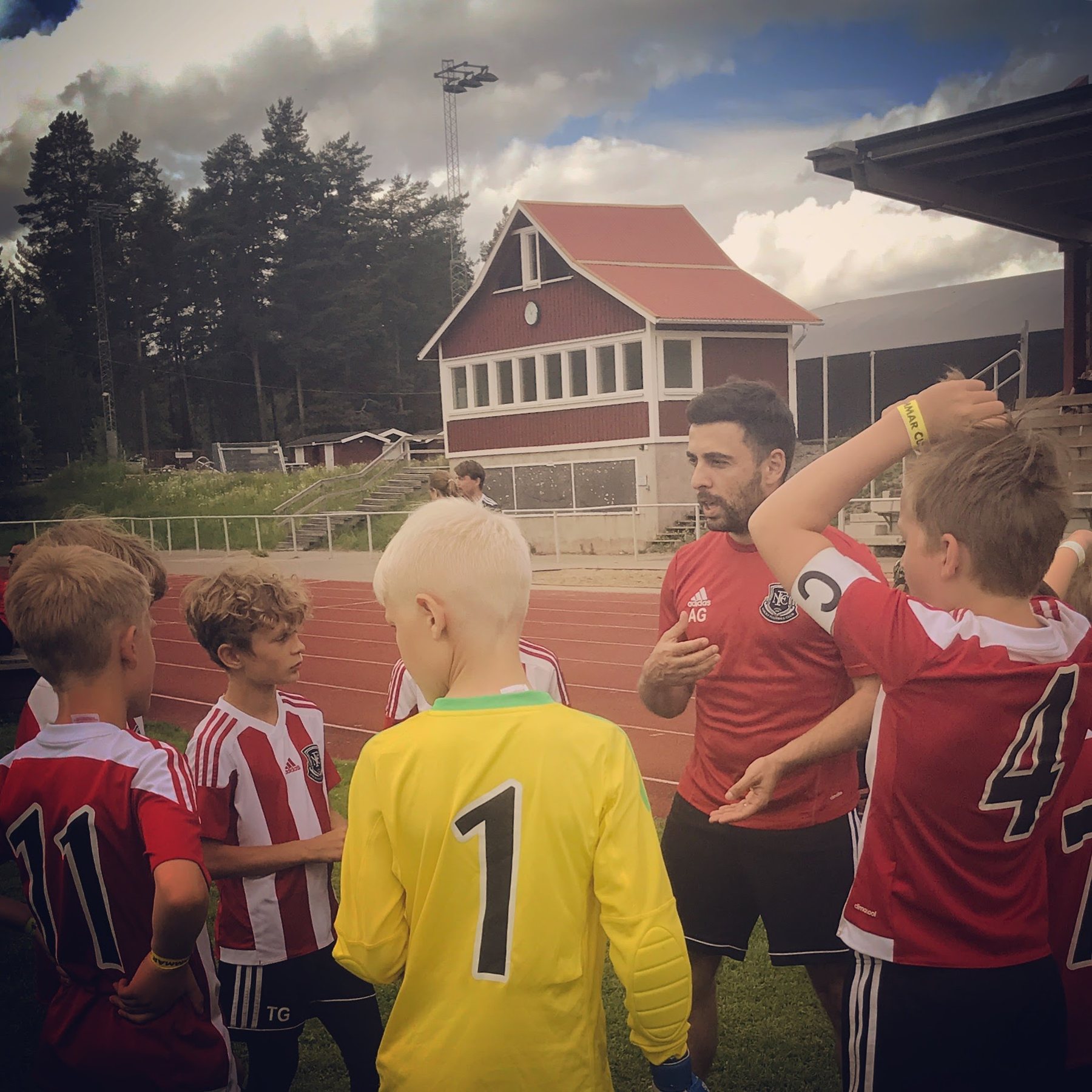 Fotbollsledare tillsammans med deltagare